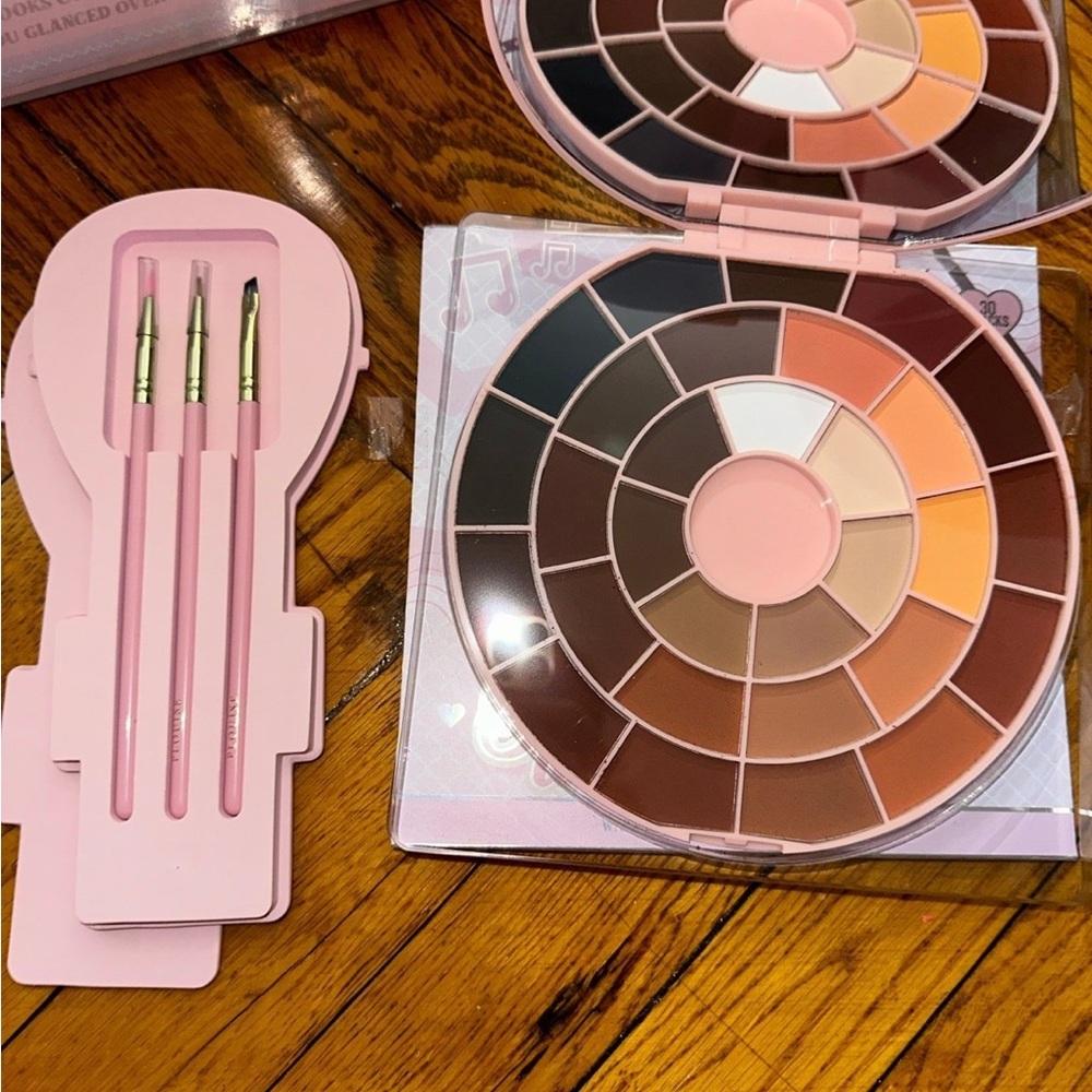 P.Louise eyeliner palette and brushes